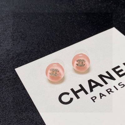 新款 Chanel 小香双C简约夏季果冻浅粉色镶钻小耳钉这款耳环真的超级美看着设计简单但是佩戴效果好看到爆就连我这种小耳垂的也很Ok Z批黄铜材质 上耳超气质优
