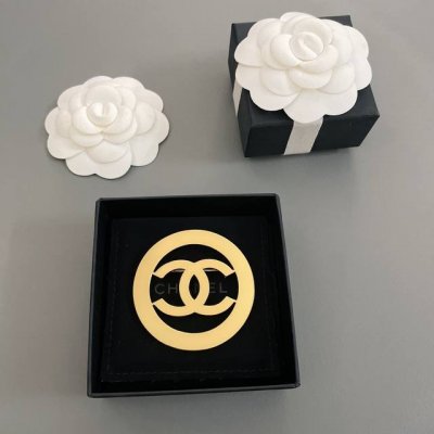 高品质细节如图 0900110 香金大圈胸针 中古款！非常推荐！“流行稍纵即逝，风格永存”这就是Vintage的魅力！可遇而不可求这句话用在Ch Nel Vin