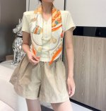 甜蜜的鞍具 90方巾 手工卷边斜纹真丝方巾 100%桑蚕丝 这款爱马仕的经典单品展现强大而迷人的女性魅力精髓 此90厘米方巾推陈出新 诠释无限的情感和自由 以别