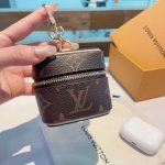 140 Lv 迷你包包 零钱包钥匙扣耳机包 包包挂件挂饰 可放耳机 卡片 零钱等小物件 vanity Monogram 包饰以玲珑之姿复刻路易威登备受青睐的手袋