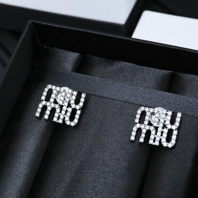 Miumiu 满钻字母耳钉 miumiu新款银色满钻字母耳钉清爽简单的经典满钻字母设计少女心与贵气感并存 日常佩戴超好看精致感满满