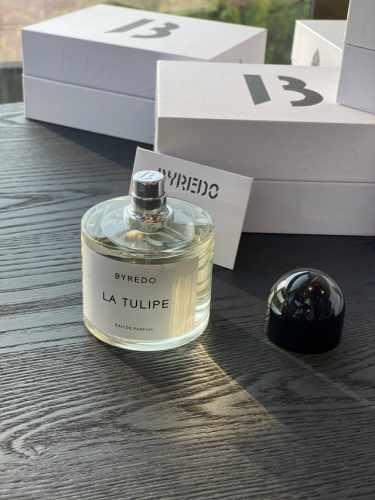 专柜品质 7郁金香 Byredolatulipebyredolatulipe女性香水是一款新鲜、千净的花香调香水．是围绕在郁金香这种美丽的花朵展开的。它让人联想