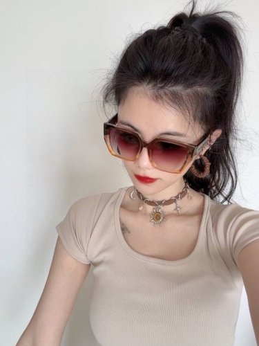 lv 2025新款女士方框太阳眼镜 开车墨镜 新款太阳镜 时尚大方 舒适轻盈 精致奢华 超轻 型号：L6133
