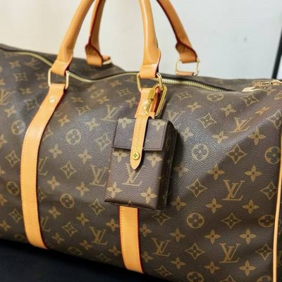 新品Louis Vuitton 路易威登Lv中古系列烟盒挂件挂饰可放耳机 零钱 车钥匙 香烟等小物件 以玲珑之姿复刻路易威登备受青睐的手袋之可作赠礼佳选。借助精