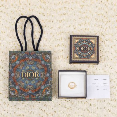 我们出品 Zp3640 认准真正购入Zp的 现货 量大咨询客服 Dor字母满钻戒指 一致Zp 黄铜材质施华洛世奇银魅 这个款式上手真心好看 个性同时又有女人味