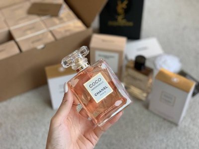 专柜品质 Coco小姐馥郁版香水 简直无法形容这款香水 前调是淡淡的甜味柚香味 沉稳诱人又不轻浮
