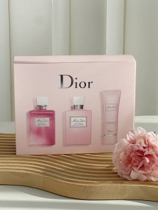 专柜品质 情人节礼物 迪奥Dior花漾甜心全身香氛套装 甜妹必入 内含 沐浴露 Ml+身体乳 Ml+护手霜50Ml 迪奥小姐沐浴露 Ml 每个女孩心中都会拥有粉