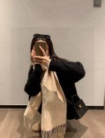 p210 奶呼呼的羊绒围巾， 这条围巾和官网一样 采用85%羊毛 15%山羊绒 含羊绒所以不存在扎的问题 上手软乎乎的且有一定厚度 不是那种薄薄一层！！！ 如云