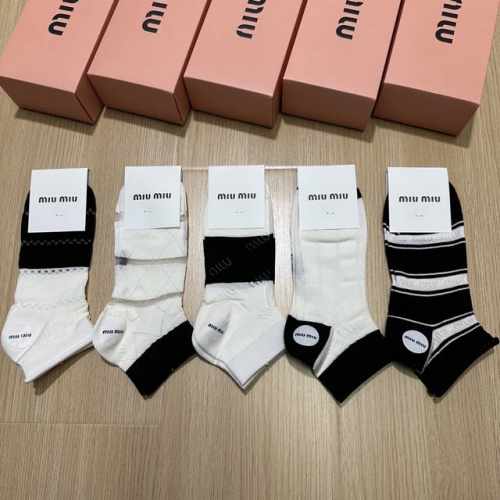 特 Miumiu 缪缪新品网红女款袜子 一盒五双 冰丝材质，冰凉透气舒适，超级Nice超火爆小单品，大牌出街，潮人必备超好搭