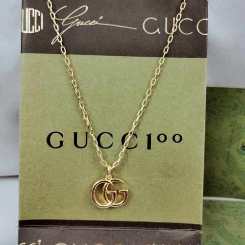 Gucci双G造型吊坠 灵感源自Logo辉煌的70年代的典藏设计 搭配纤细项链