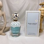 专柜品质 Marc Jacobs马克莫杰蓝色梦境雏菊女士持久淡香水花香调 Ml 前调 黑莓果、葡萄柚、水梨 中调 茉莉花、荔枝、紫藤花 后调 白木香、麝香、椰子
