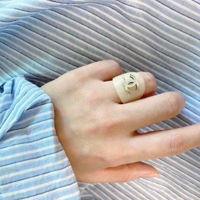 小香风Chanel字母双C高品质进口亚克力复古造型戒指！夏天必备款一戴就忍不住想夸的一款，带Logo简约的设计，超精致又显手白，简直爱了！又可以跟其他款式叠搭一