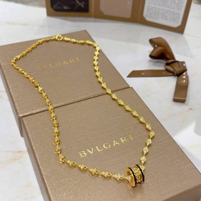 宝格丽项链V金材质。Bvlgari宝格丽 Divas‘ Dream 系列 品相完美，细节无敌，那种独特的色泽完全无可挑剔，再缀以经典指环外形设计，简约之余却又优