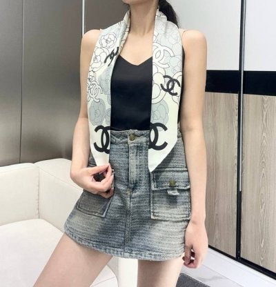 上新对于小香的丝巾真是难以抗拒关键这条还这么特别，双面色，一面山茶花，另外一面经典双C。一条当两条用了围巾丝巾 尺寸90*90～ 18姆米