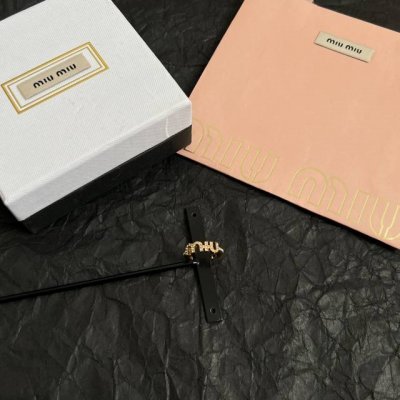 miumiu 谬谬 这款戒指设计非常精致，高级 上手效果超级好看，一丝点缀很温柔得开又不失雅典高贵气质。
