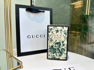 专柜品质 绿繁花 Ml始于颜值，忠于味道 查了香评 Gucci Bloom Gocce D F Or全新女士淡香氛，如果你想要清淡雅致一些，那么这款是你的首选！