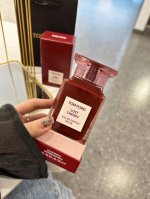 专柜品质 Tf 失落樱桃香水 个人感觉很欲很女人的味道 是个开趴的时候用 赤裸裸的渣女香 一闻就想靠近你 刚闻有一种樱桃就的味道 瞬间会爱上 随后慢慢变淡 搭