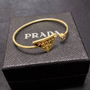新款普拉达批Rada三角形大颗钻中古金手镯超重工Bling Bling，颜色搭配得非常好高级感 女神气质高端 精钢材质不过敏不褪色。一比一精美工艺，经典至极的魅