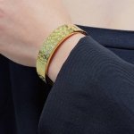 新品 原单货 Lv印花雕刻四叶草中性款宽版手镯Louis Vuitton 路易威登 专柜一致材质 火爆款出货 设计独特 复古前卫 手镯14K精工保色版 从上市以