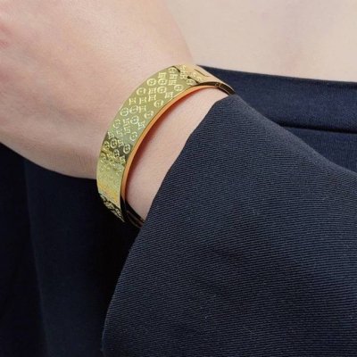 新品 原单货 Lv印花雕刻四叶草中性款宽版手镯Louis Vuitton 路易威登 专柜一致材质 火爆款出货 设计独特 复古前卫 手镯14K精工保色版 从上市以