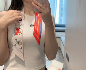 名称:由你执笔与自由方巾尺寸:5*86.5厘米材质:100%桑蚕丝货号:H064221S 设计师:李库克 Leigh Cooke 与巴蒂斯特 维罗 Baptis