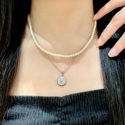 Louisvuitton以 经典花纹图案设计 双花 款设计方式吊坠Lv品牌标志设计 经典标志理念 演绎典雅也流行项链 时尚潮流百搭款 非常抢眼显白 专柜同款 黄