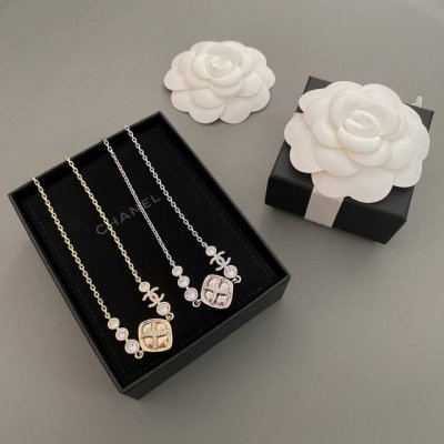 我们出品 香X钻光面项链 ZP5700 金色 银色 两色 一款简单又有创意的项链 大小适中的菱格光面吊坠 上边有弧度形的X钻点缀 5颗大小渐变的水钻+经典小C搭