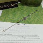 Gucci这款手链采用做旧效果 巧妙融入别致的钥匙设计 钥匙顶部饰有鲜明的Logo标识双G元素 Gucci系列经过精心设计 双G钥匙配阿拉伯式花纹刻花