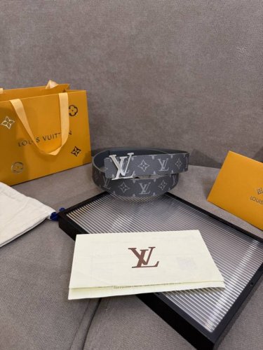 lv男士新款皮带寬度4Cm 訂製帆布面料飾有全新的圖案效果 颜色纯正 衬托進口小牛皮配色底 搭配精緻的字母搭扣 手感极佳 顶级 搭配原单扣140
