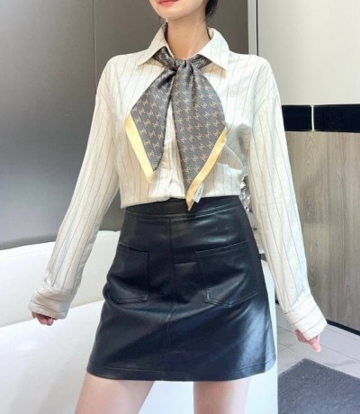 真丝上新 惊艳 披着围着都美的~让人过目不忘 Celine这款出来的效果真的 一秒美晕 太有设计感了 高级的丝巾 太美了太美了 怎么会有这么好看的花色啊天哪 三