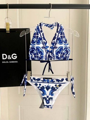 Dg专柜新款分体泳衣适合多种场景的游泳衣 海边 游泳池 温泉 水上乐园 漂流都可以内搭也完全可以 连体设计遮肉显高挑 腹部有点肉肉也不影响咱美美的 背面设计大露