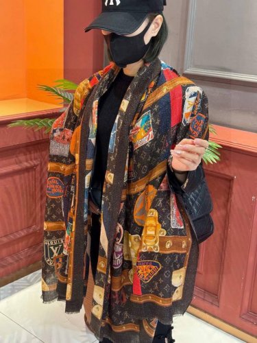 会发光发亮的围巾真心赞驴家 L链条箱包花纹银丝长巾 银丝印花羊绒长巾 新款方巾来撷Nouficel 胶囊系列的澳雅色彩 续写Mixand Srop主题铁事 Mo