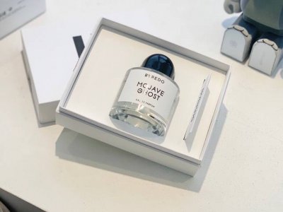 专柜品质 百瑞德 荒漠孤魂香水 黑白极简风格 普普通通 不了解这个品牌的人可能猜不到他的价格p 他们家的香水最出名的是无人区玫瑰 因为入的人太多所以就想选一些不