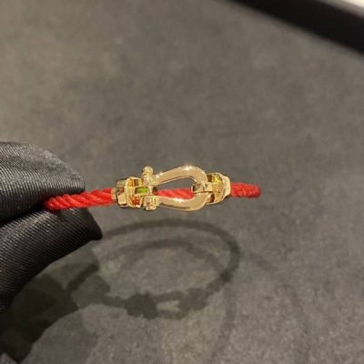 Fred 光面马蹄 红色手绳 小号 经典转运小红绳 小红绳届的天花板 高端又低调的感觉 少女感满满 不要错过 本命年必须来一条 最经典的小红绳系列 戴起来非常大