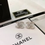 Chanel香奈儿小香耳钉！原版细节Logo热销款 市面最高版本！专柜1:1款式开模 专柜原版黄铜材质！小香经典Logo镶钻香奈儿珍珠耳钉 女神必备 超级显脸瘦