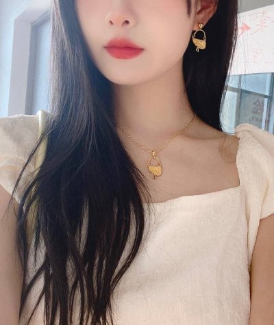耳钉 项链 高品质 细节如图 D马鞍包项链 耳钉 经典的马鞍包造型！太爱啦Dor Vintage系列，越看越好看，丝毫不亚于Ch Nel的Vintage，经典马