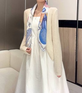 Up And Away 90 方巾 18Mm顶级真丝双面同色丝巾 本款桑蚕丝方巾全新加入 Up And Away 系列 致意路易威登的旅行传承 丝印工艺刻画丰富