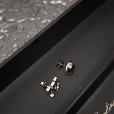 Lv Suit 耳环 M02423 Lvsuit 银耳环拥有不对称设计：一枚为圆润构型镂刻 Damier Heritage 图案，另一枚抒写 Lv 字母。别致耳