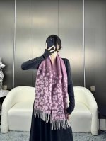 上新！2025秋冬香奈儿男女同款，同步专柜，高端羊绒针织围巾！ 可正式，可随意，非常Classical的设计。这款织法比较难，又很费纱线，工艺难度非常大！！！这