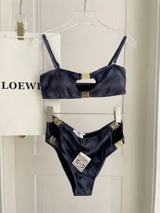 Loewe新款分体对版五金适合多种场景的游泳衣 海边 游泳池 温泉 水上乐园 漂流都可以内搭也完全可以 连体设计遮肉显高挑 腹部有点肉肉也不影响咱美美的 面料