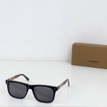 burberr*巴宝Li Model：Be4421 Size：53口18-145厚质风格长方框太阳眼镜，精选品牌格纹板材打造，采用斜角边缘设计。点缀亮泽金属感条