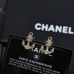 Chanel早春系列船锚耳钉 梦幻海洋系列实物还蛮惊艳 Chanel25C这期的风格变化还蛮大 增加了好多海洋生物 海马 螃蟹 海星 这些元素