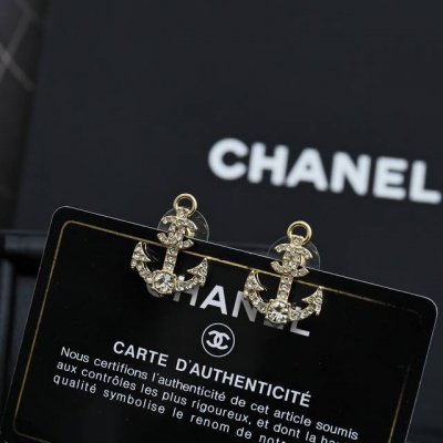 Chanel早春系列船锚耳钉 梦幻海洋系列实物还蛮惊艳 Chanel25C这期的风格变化还蛮大 增加了好多海洋生物 海马 螃蟹 海星 这些元素