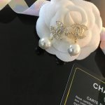 卖疯了小香官网主推爆款精工版小香 最新 Chanel 方钻珍珠字母耳钉耳环CaméLia 字母新款珍珠出货 明星同款美美哒漂亮极啦明星联名同款 美爆啦CaméL