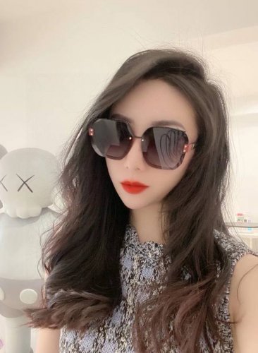 Tr偏光系列 Gucci联名系列限量版经典的方框设计 不挑脸型 无论搭配大衣还是连衣裙都非常显气质 偏光镜片预防紫外线 型号 G2400