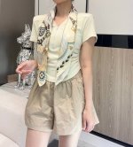 180。甜蜜的鞍具”90方巾 手工卷边斜纹真丝方巾（100%桑蚕丝）。 这款爱马仕的经典单品展现强大而迷人的女性魅力精髓。此90厘米方巾推陈出新，诠释无限的情感