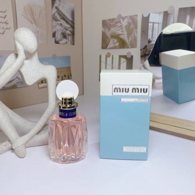 专柜品质 Miumiu缪缪花香粉色少女女士香水白盖100Ml 香调：花香调 前调：黑醋栗叶、香柠檬、柠檬、青柠 中调：铃兰、桃、梨、牡丹、玫瑰 后调：檀木、香草