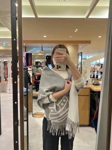 英国朋克教母“西太后vivienne Westwood”最爱的土星从精神上，Vivenne Westwood才是最能代表英国人的时尚品牌.本季强推的一款产品.大