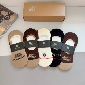 配包装 一盒5双 Burberry 巴宝莉 经典男女款船袜 个性时尚百搭款 你值得拥有哦精梳棉面料 超柔软材质 舒适透气