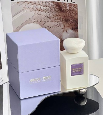 专柜品质 阿玛尼私藏系列纽约限定香水100Ml 这个系列的瓶子设计，白色不透明玻璃瓶淡紫色盖子很高级感。香草鸢尾克什米尔木味道，持香、扩散度中等偏上！温和的木质